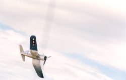 Corsair low flyby almost overhead, the engine noise is defeaning from this plane. (28Kb jpeg)