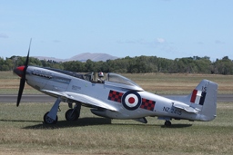 P51 Mustang taxiing. (335Kb jpeg)